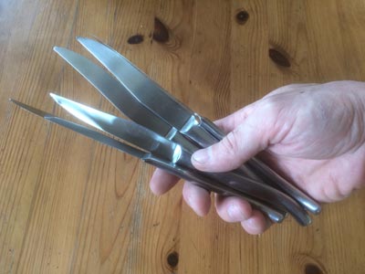 5 couteaux pris en mains