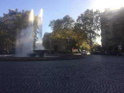 Place parisienne pavée, fontaine