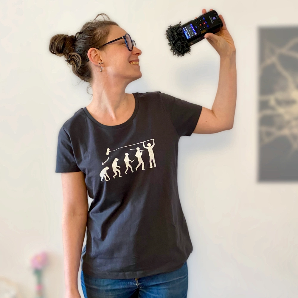 Une femme avec un t-shirt Evolu'son