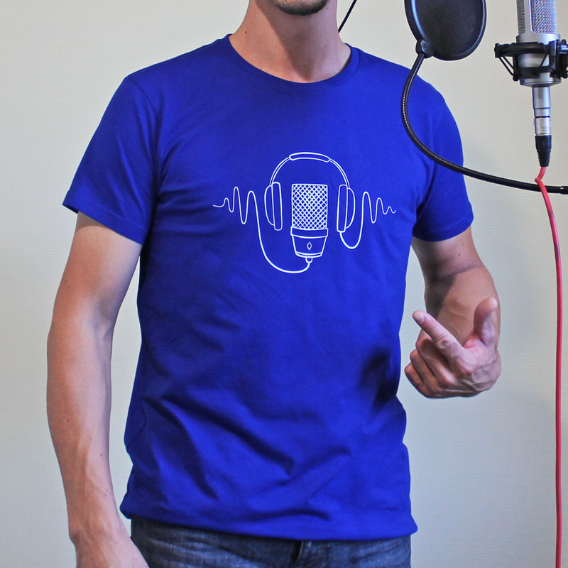 T-shirt avec un dessin de microphone pour la voix surmonté de casque audio, illustrant le studio, le podcast, le chant, la voix, etc.