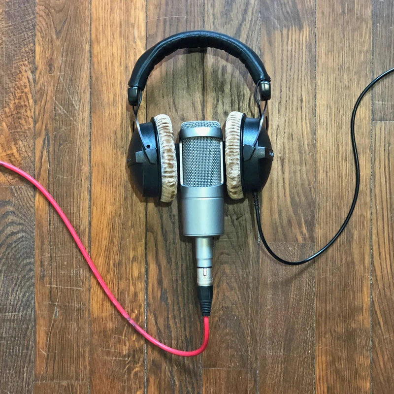 Sweatshirt avec un dessin de microphone pour la voix surmonté de casque audio, illustrant le studio, le podcast, le chant, la voix, etc., photo 2