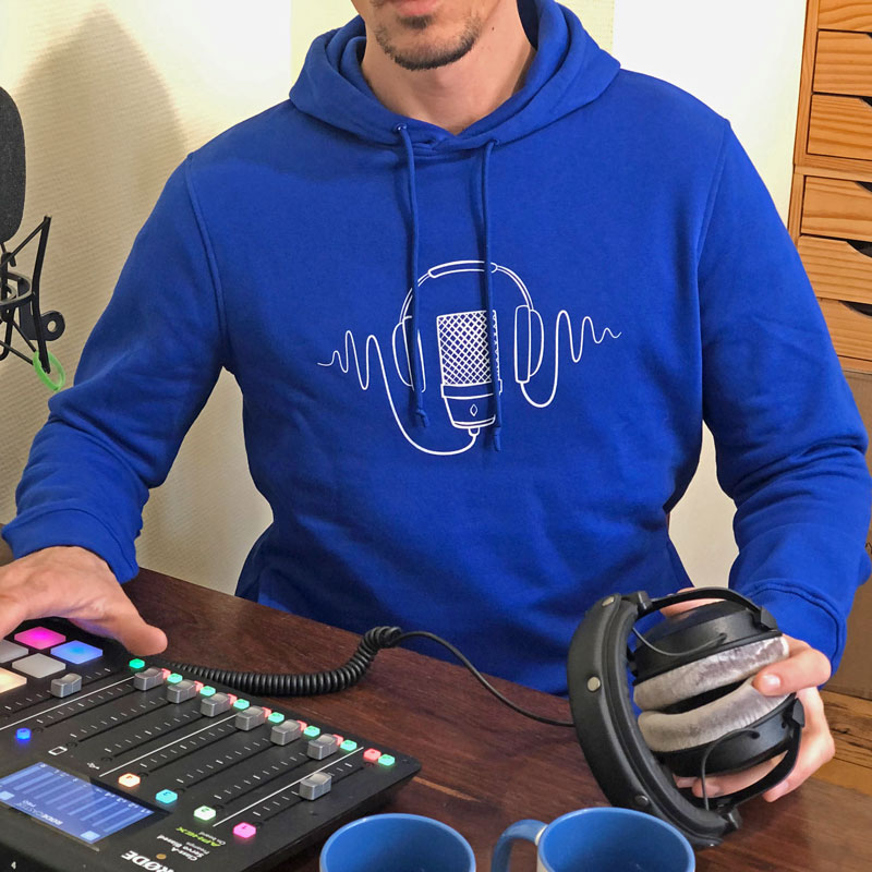 Sweatshirt avec un dessin de microphone pour la voix surmonté de casque audio, illustrant le studio, le podcast, le chant, la voix, etc.