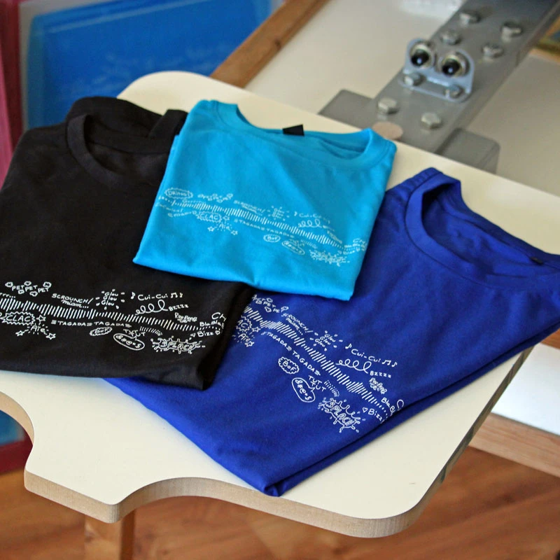 T-shirt avec un dessin d'une journée en onomatopées, photo 5